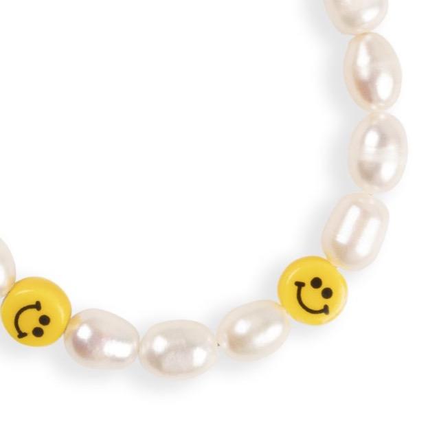 Happy anklet - A fancy anklet with a Funky twist. This is the perfect basic bracelet that lifts up your outfit. Wear it with loafers, with heels, sneakers or bare foot when going to the beach. A perfect present to make someone happy.