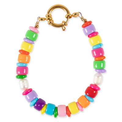 The Bella bracelet is here to give your outfit a colorful twist. Wear it on it's own or stack it for more fun. PS. We have a matching necklace too.