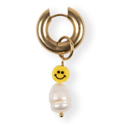 Chunky pearl smiley - These Chunky earrings are real eye catchers. Wear it on it’s own or create your personal perfect ear party. More is more and less is bore.