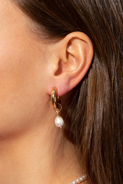 Chunky pearl - These Chunky earrings are real eye catchers. Wear it on it’s own or create your personal perfect ear party. More is more and less is bore.