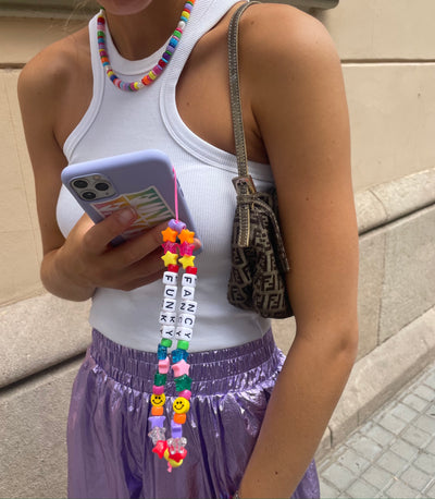 The Bella necklace is here to give your outfit a colorful twist. You can wear it 2 ways; the closing in the front or in the back. Wear it on it's own or layer it for more fun.